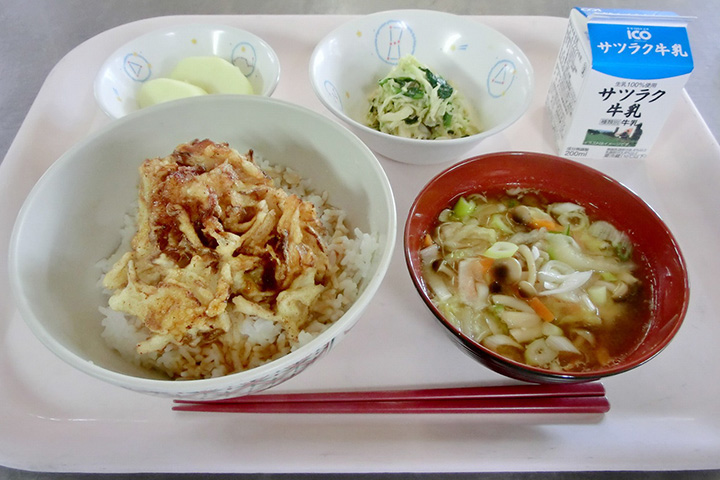 写真:札幌黄(さっぽろき)のかき揚げ丼の給食