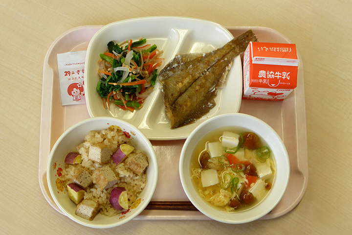 写真:あぶらげととみつ金時のごはんの給食