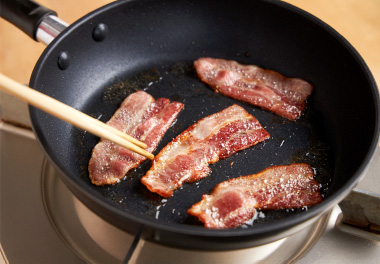 写真：ベーコンはフライパンでカリッと焼く