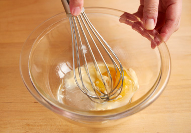 写真：ボウルに入れよく混ぜる