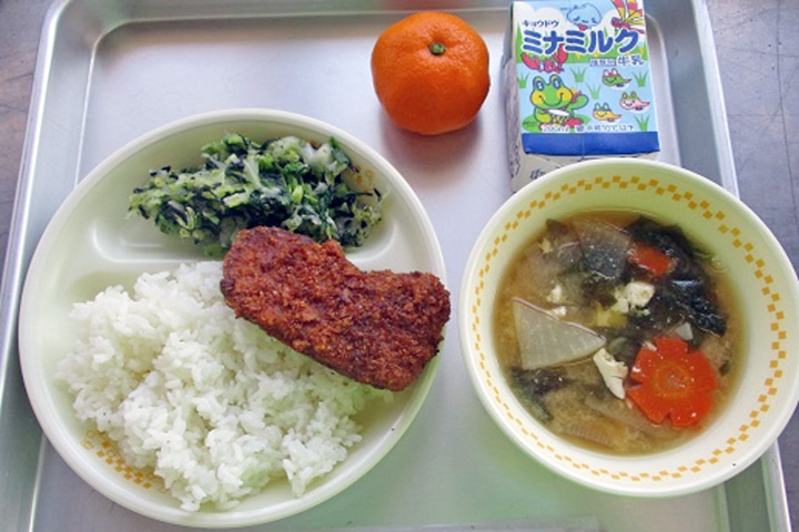 写真：神奈川県横須賀市の学校給食 三崎マグロのタレかつ丼