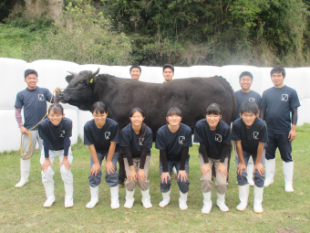 写真:第4回和牛甲子園に出場した「鹿児島黒牛」と畜産部員の皆さん