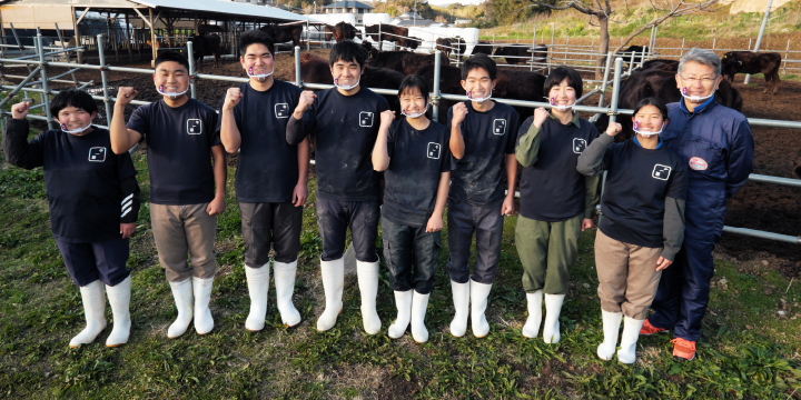 写真:畜産部の1、2年生と、農場長の西野健一朗先生
