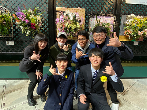 写真:ハンギングバスケット部⾨最優秀賞を受賞した東京都立農産高等学校の皆さん