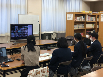 写真：Web会議で提携校の生徒と今後の方針を相談