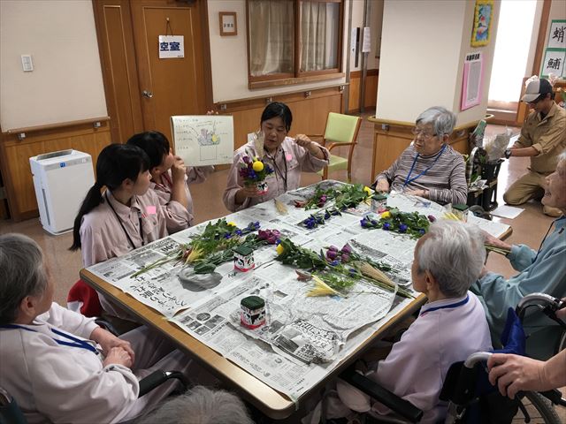 写真：老人保健施設を訪問し、花を介した交流を行う兵庫県立農業高校の皆さん