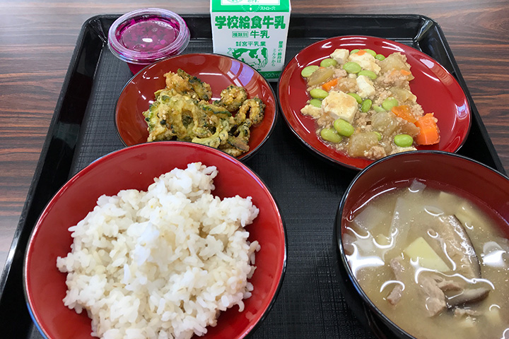 写真：沖縄県渡嘉敷村の学校給食 イナムドゥチ