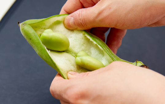 写真:そら豆皮をむく