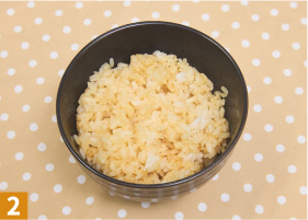 お椀に盛ったご飯に醤油をかけ、均一に混ぜて醤油ご飯をつくります