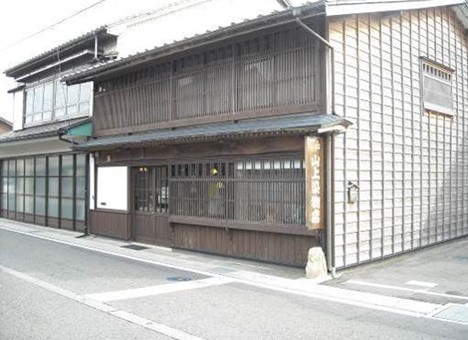 歴史的風致形成建造物に指定されている山上染物店（山上家住宅）