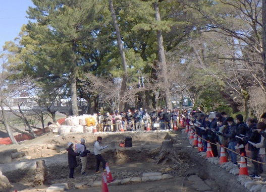 岡崎城跡発掘調査現地説明会（坂谷曲輪）