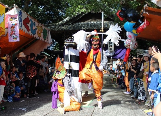 顯國神社の秋祭で奉納される三面獅子舞
