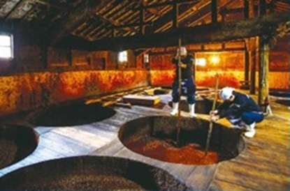 角長（重要文化財）で行われる 醤油醸造（櫂入れ）の様子