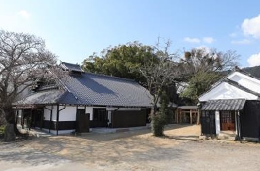 旧冨田家住宅(主屋・土蔵)【登録有形文化財、歴史的風致形成建造物】