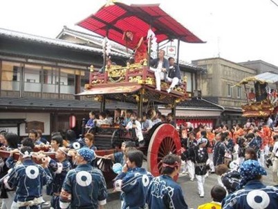村上まつりの屋台と歴史的町並み