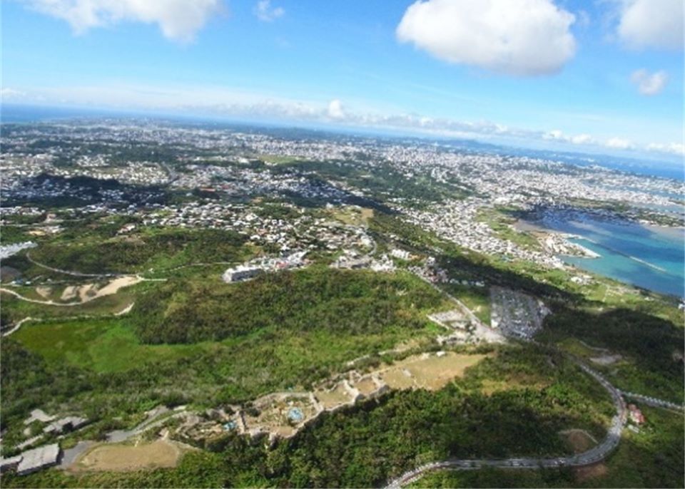 中城城跡と北中城村遠景