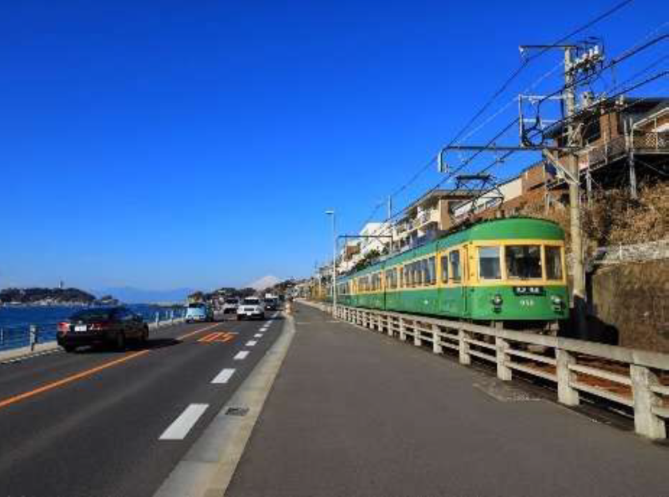 七里ガ浜に沿って走る江ノ電