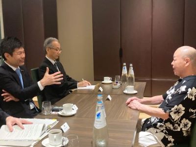 現地事業者と意見交換をする勝俣副大臣