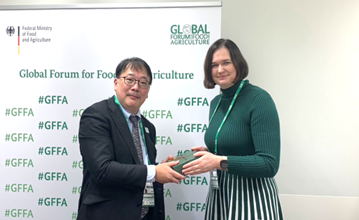 Mr. Ryosuke Ogawa, Vice Minister for International Affairs of the Ministry of Agriculture, Forestry, and Fisheries of Japan, shakes hands with  Ms. Claudia Müller, Parliamentary State Secretary of the Federal Ministry of Food and Agriculture (BMEL).