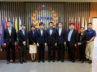 Group photo of State Minister Suzuki and the Secretariat  of the APTERR