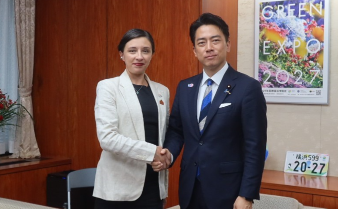 小泉農林水産大臣とカルバハリーノ・コロンビア共和国農業・地方開発大臣の握手