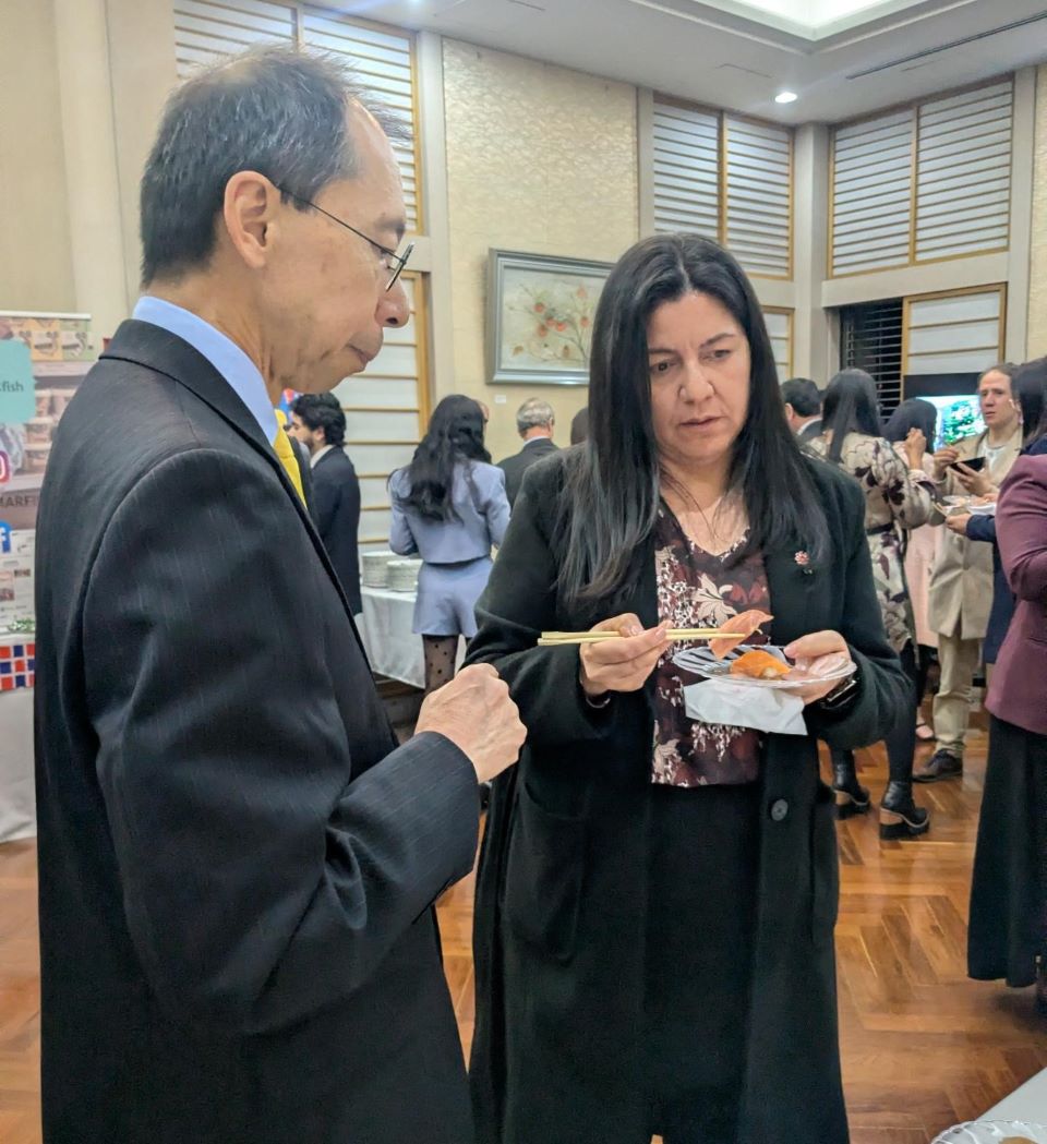 レセプションパーティーでの日本食の試食