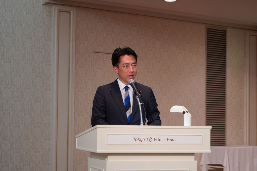 官民フォーラムで挨拶をする大臣