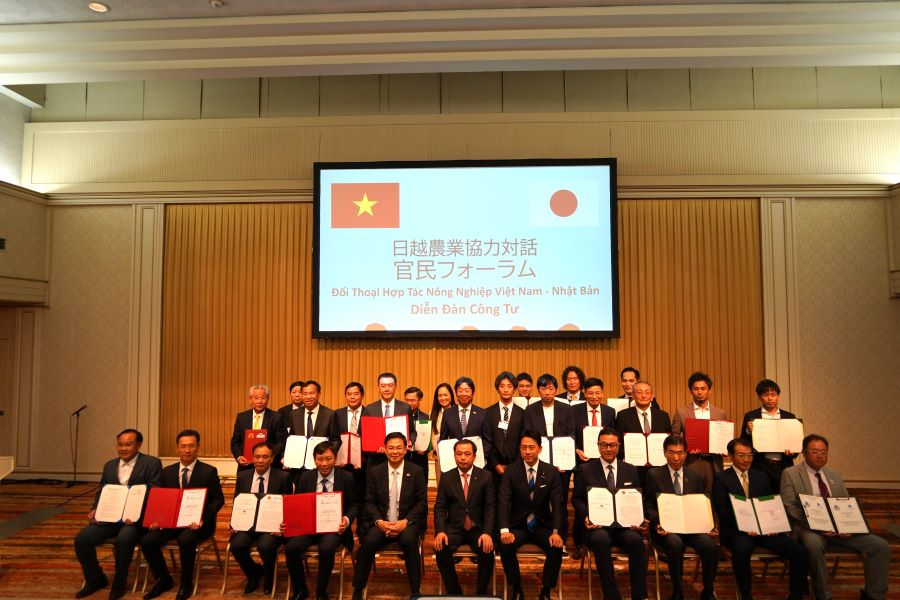 MOU締結企業との集合写真