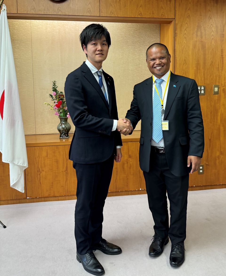 State Minister Suzuki shook hands with Minister Steven Victor during their dialogue