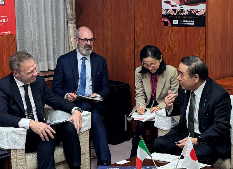 The Minister Sakamoto holding a bilateral talk with Italian agriculture minister 