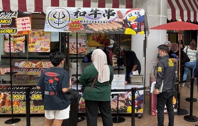 現地日系小売店の様子(和牛串)