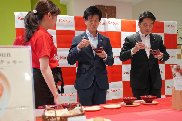 試食する鈴木農林水産大臣と尾崎内閣官房副長官