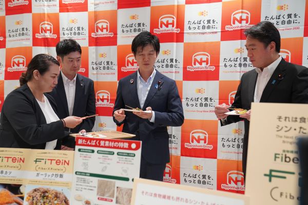 説明を受ける鈴木農林水産大臣と尾崎内閣官房副長官