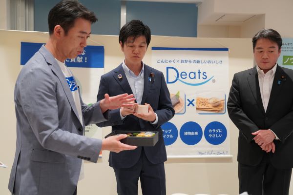 企業の説明に関心を示す鈴木農林水産大臣と尾崎内閣官房副長官