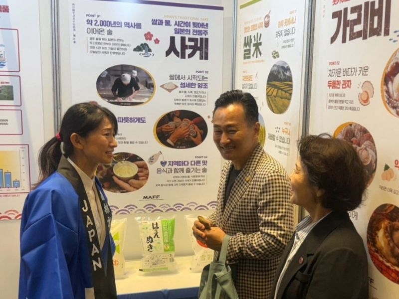 日本食普及の親善大使ユ・ソンヨプ氏及び石元淳子氏と 日本産食品の輸出拡大に向け意見交換をする 森下農林水産大臣政務官