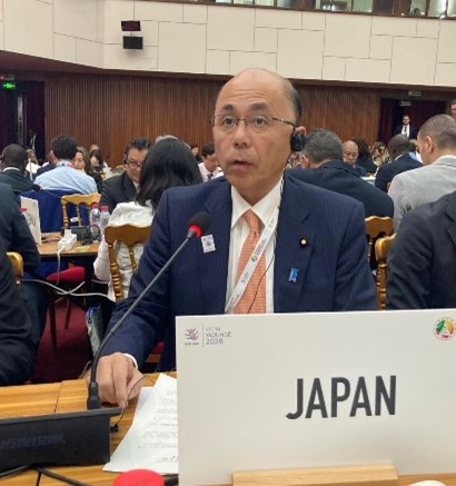 閣僚会議で発言する根本副大臣