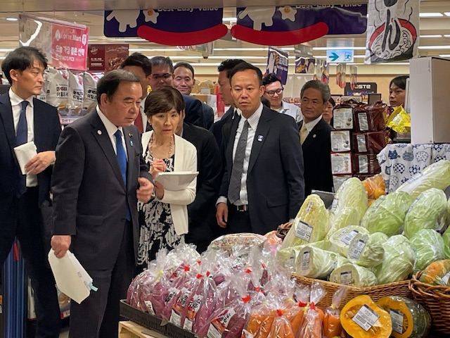 現地小売店の視察