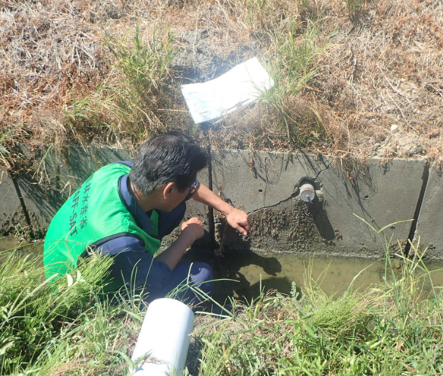 水路の被害状況調査の様子