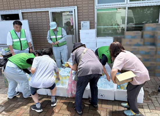 冷たい飲み物を提供している様子