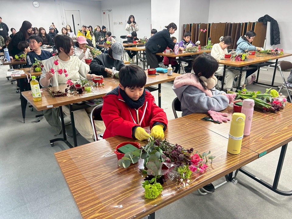 フラワーアレンジメントの作成風景