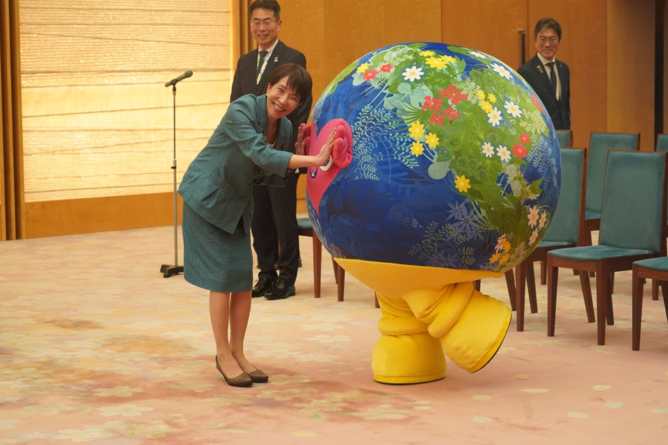 高市総理とトゥンクトゥンクのハイタッチ
