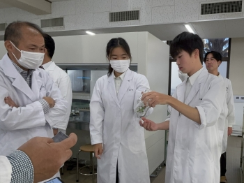 研究内容の説明をする生徒