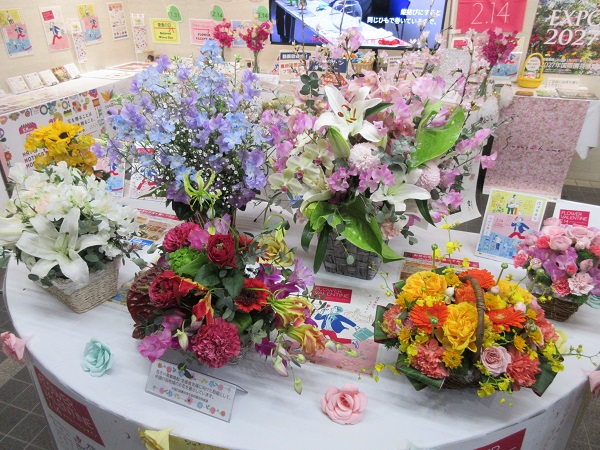 中国四国農政局消費者の部屋における花展示の様子
