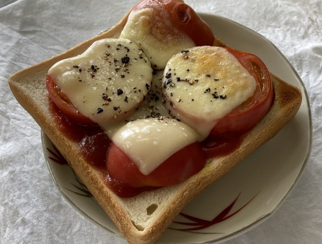 輪切りフルーツトマトの食パン焼き