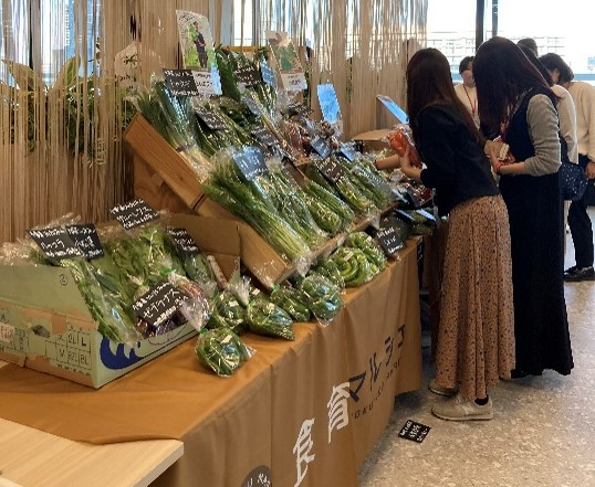 野菜購入の様子