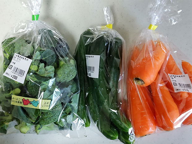 農産物直売所で販売されているB級品のブロッコリー、きゅうり、にんじんの画像