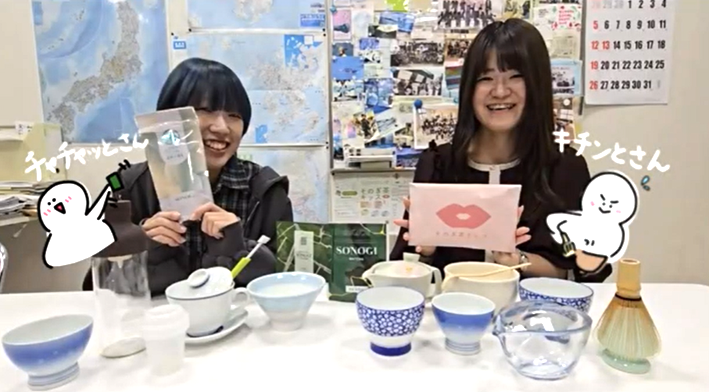 大学生がお茶を楽しむ様子