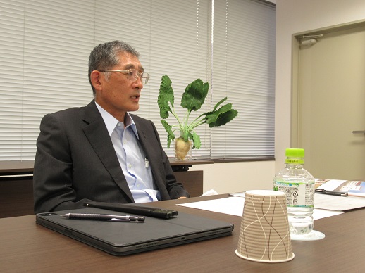 インタビュー中の石栗社長