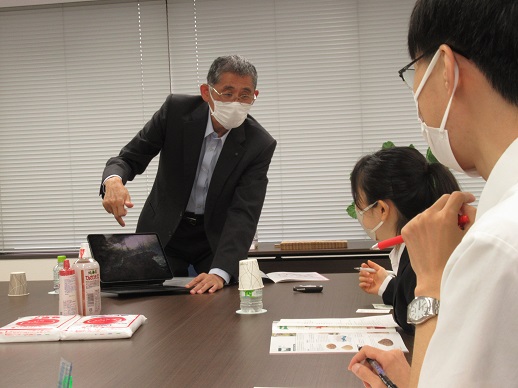 タブレットで説明する石栗社長