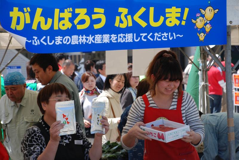 東日本大震災被災者支援マルシェの様子1枚目